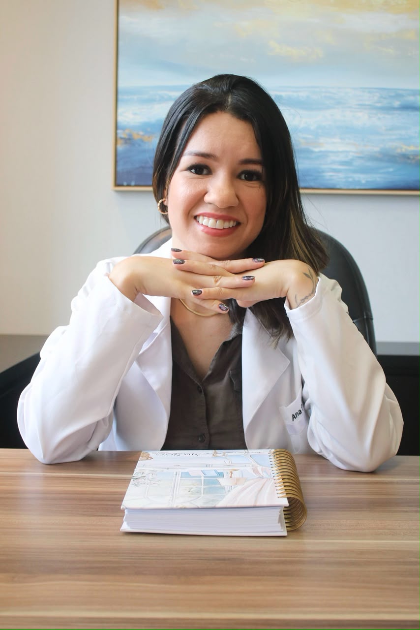 Ana Neves, psicóloga clínica em Ribeirão Preto, sentada em seu consultório